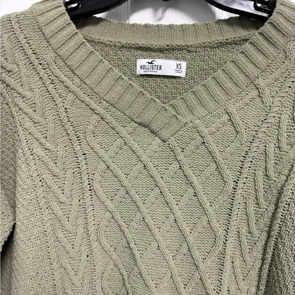 Hollister Cable Knit V-Neck Cropped Sweater Olive Green Women’s Size XS - Picture 2 of 7